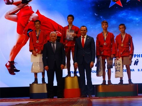 
<p>                                Разыграны первые комплекты медалей Всероссийского турнира по самбо «Прерванный полёт»</p>
<p>                        